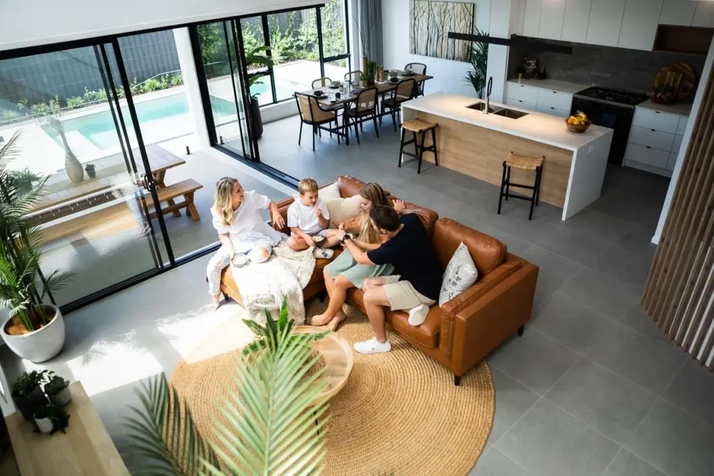 Casa contemporânea de alto padrão com arquitetura moderna, integração entre ambientes e paisagismo sofisticado.