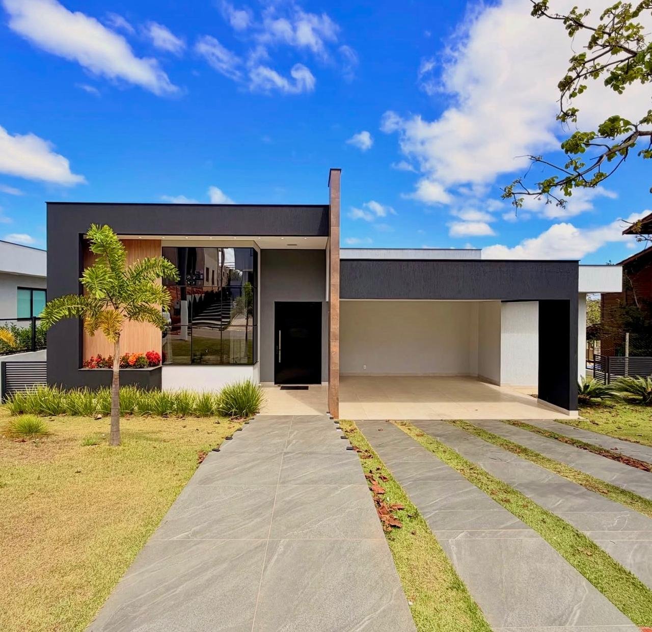 Foto original de uma casa linear do seu portfólio, mostrando a fachada