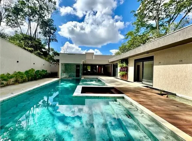 Foto original de uma casa linear do seu portfólio, mostrando a integração entre sala e área externa
