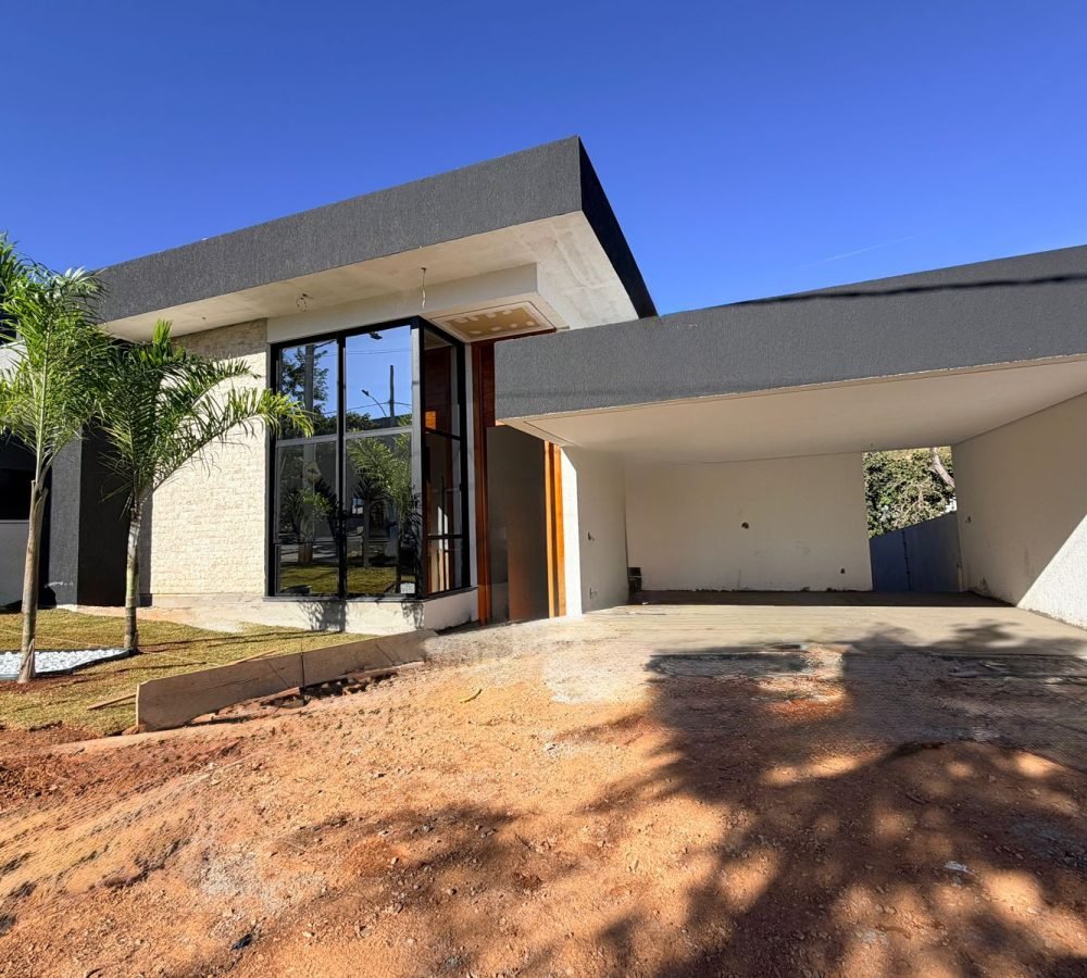 Fachada de casa moderna em condomínio fechado com piscina e arquitetura contemporânea.